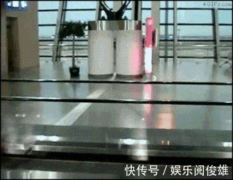 |搞笑GIF趣图:老爷子成功的把榴莲吃出了芥末的味道!