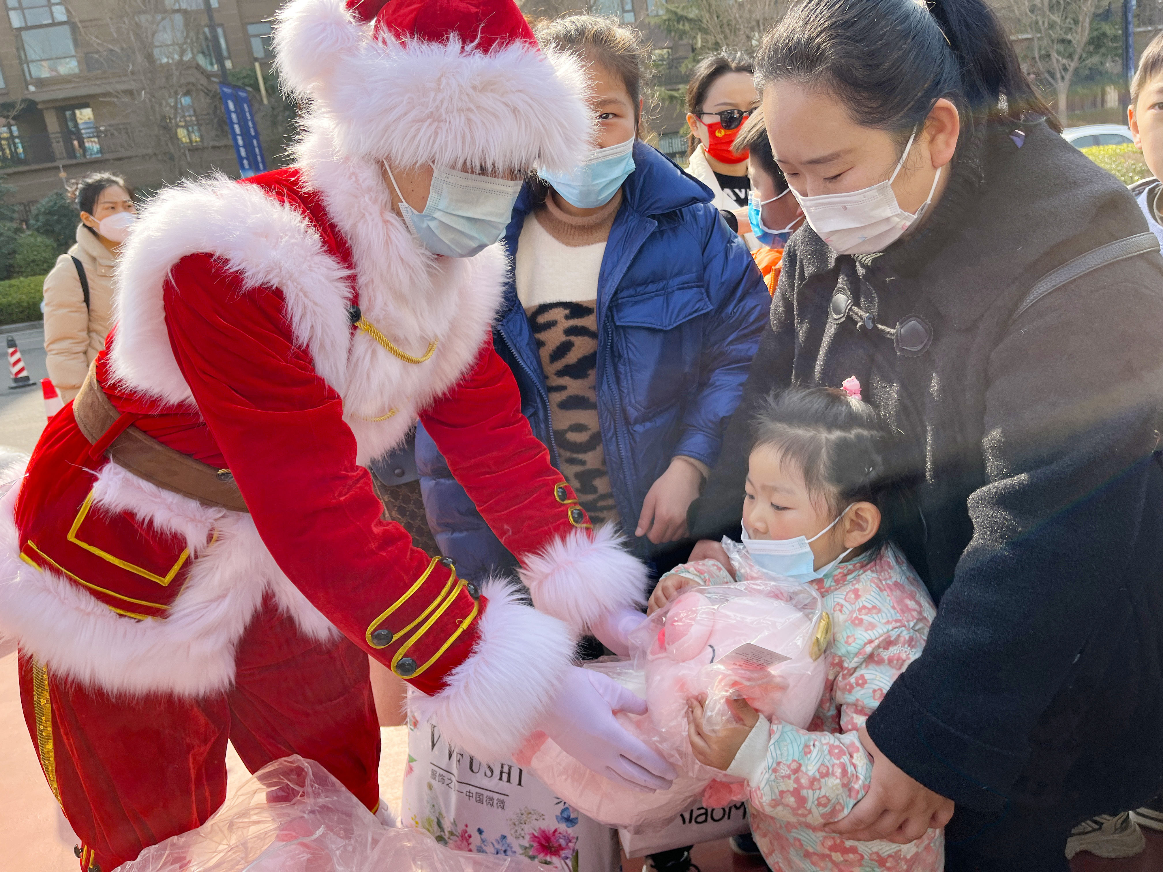 亲友协会$郑州100多名“星星的孩子”体验冰雪之旅迎接冬残奥