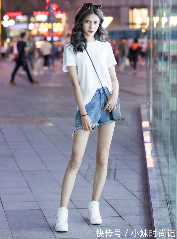 格子|街拍,一字肩格子衬衫搭配毛边牛仔裤,时髦又有女人味!