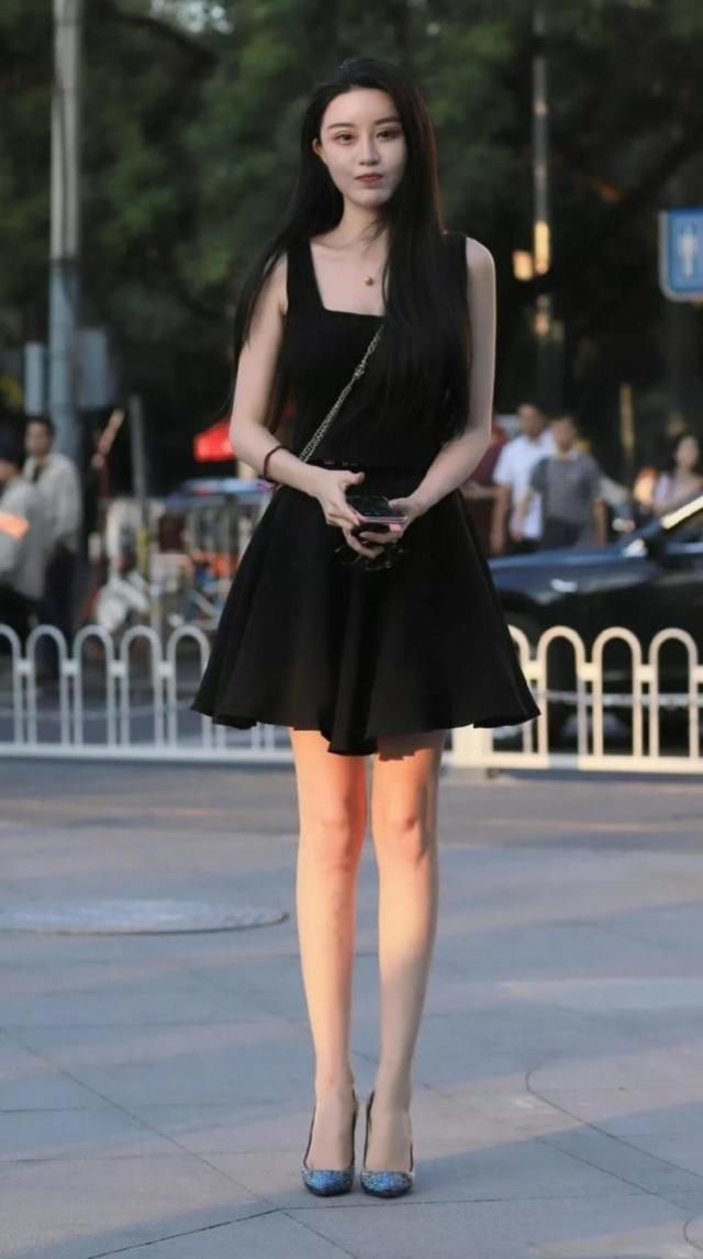 清爽的裙子搭配，身形看起来自然大气，更显几分年轻的活力
