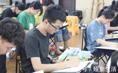 美术生!考试时间所剩不多,看美术生如何“力挽狂澜”,美术天赋使人佩服
