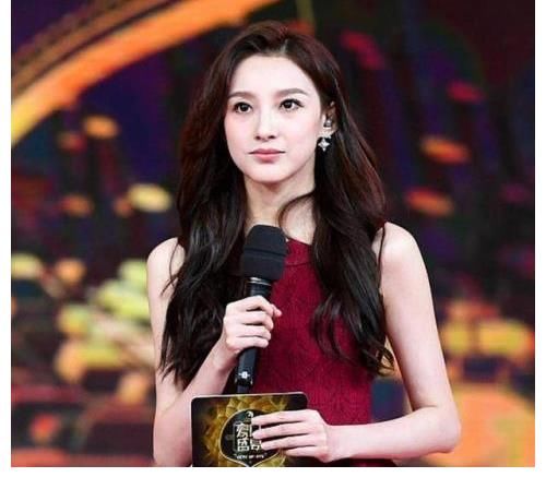 央视新晋美女主持人：张舒越“忘词”被嘲，马凡舒风头正盛