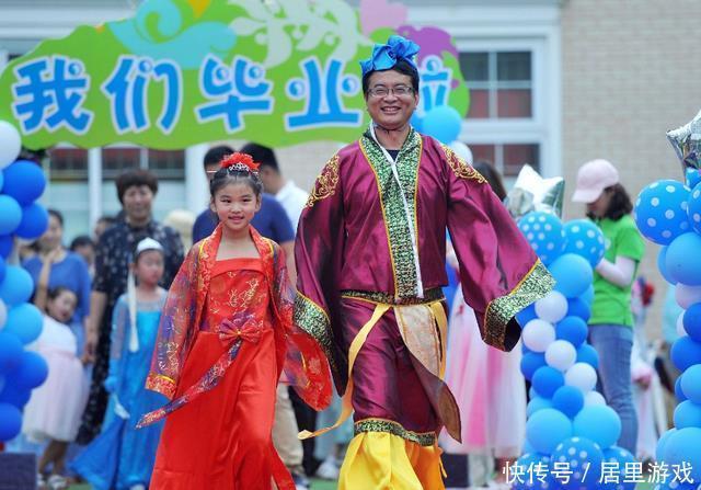 幼儿园|幼儿园举办毕业典礼,宝妈带着孩子争奇斗艳,网友:“拼妈”时代