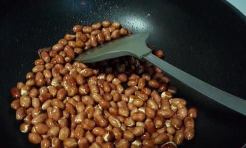 发潮|炒花生米,直接下锅炒就错了大厨教你几步,花生香脆不会发潮
