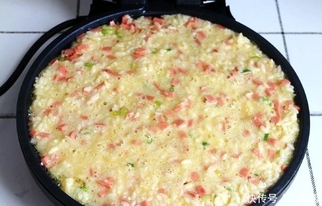 从准备到开吃，5分钟足够，这早餐饼营养全，我家一周至少做2次