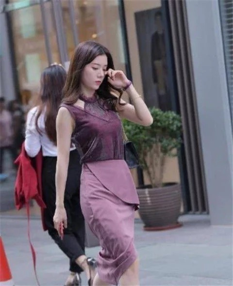 街拍:美女齐肩短发穿衬衫裙,气质温文尔雅,楚楚动人