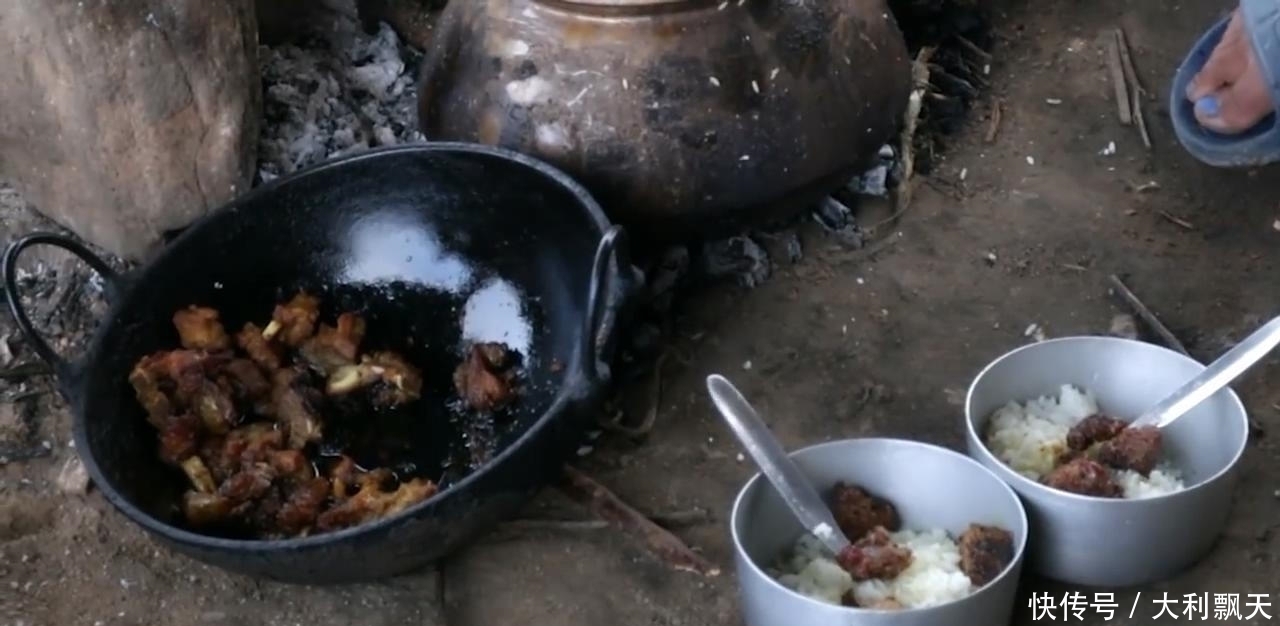 尼泊尔|尼泊尔山区农村建房子,主人砍五斤黑猪肉,红烧猪肉招待帮忙的