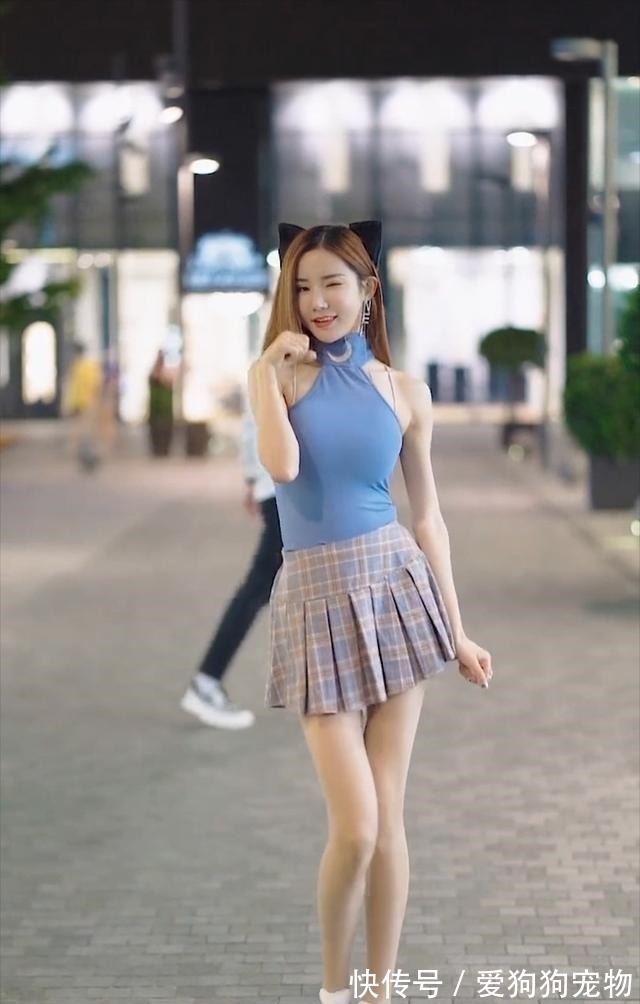 年轻女性 修身挂脖上衣搭配浅色百褶裙,青春靓丽,甜美可爱!