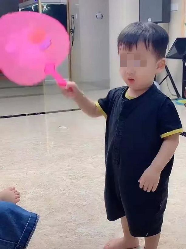 姐姐|“最怂弟弟”走红,二胎弟弟对姐姐言听计从,网友:同款弟弟