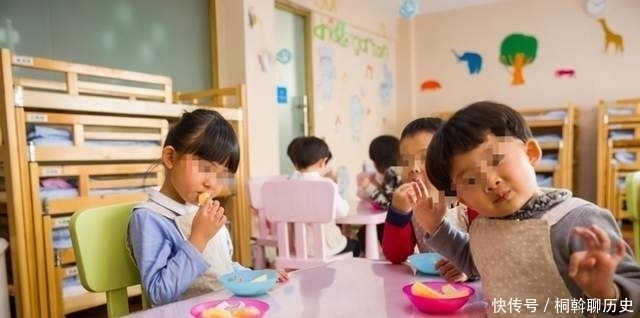 幼儿园|幼儿园办跳蚤市场，女儿两手空空回家，宝妈质问老师后连连道歉