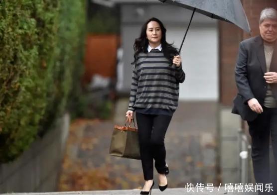 孟晚舟堪称中年女性穿衣标杆!卫衣叠穿衬衫年轻十岁,减龄又时髦