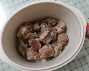 养生菜谱，茶树菇炖排骨汤，做法简单，营养丰富，适合冬天