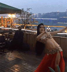 |搞笑GIF:出去聚会嫌老婆穿的不够好看