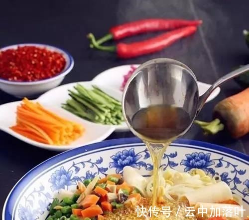 陕西正宗油泼面的做法，掌握这几点，做出来就特别好吃！