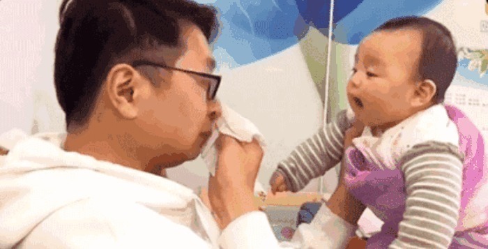 宝宝|宝爸国外回来,第一次见宝宝,宝宝的反应让宝爸泪目