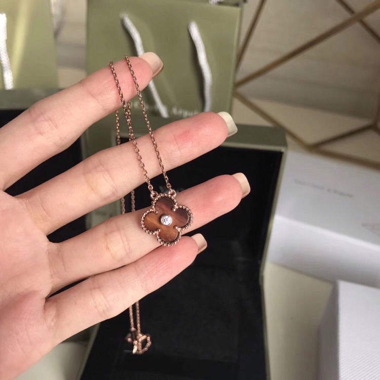 四叶草|梵克雅宝到底黑不黑？