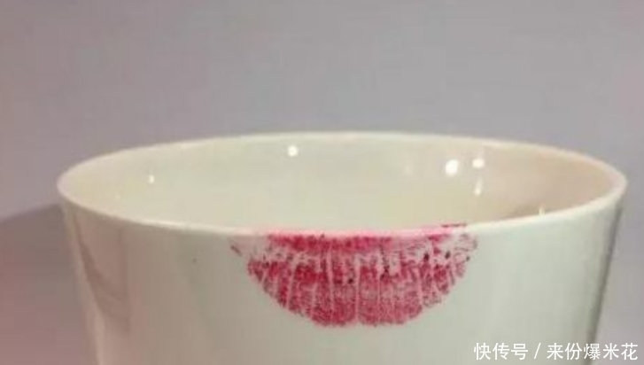 你还在直接涂口红?化妆师教你这样涂,一整天下来都不沾杯掉色