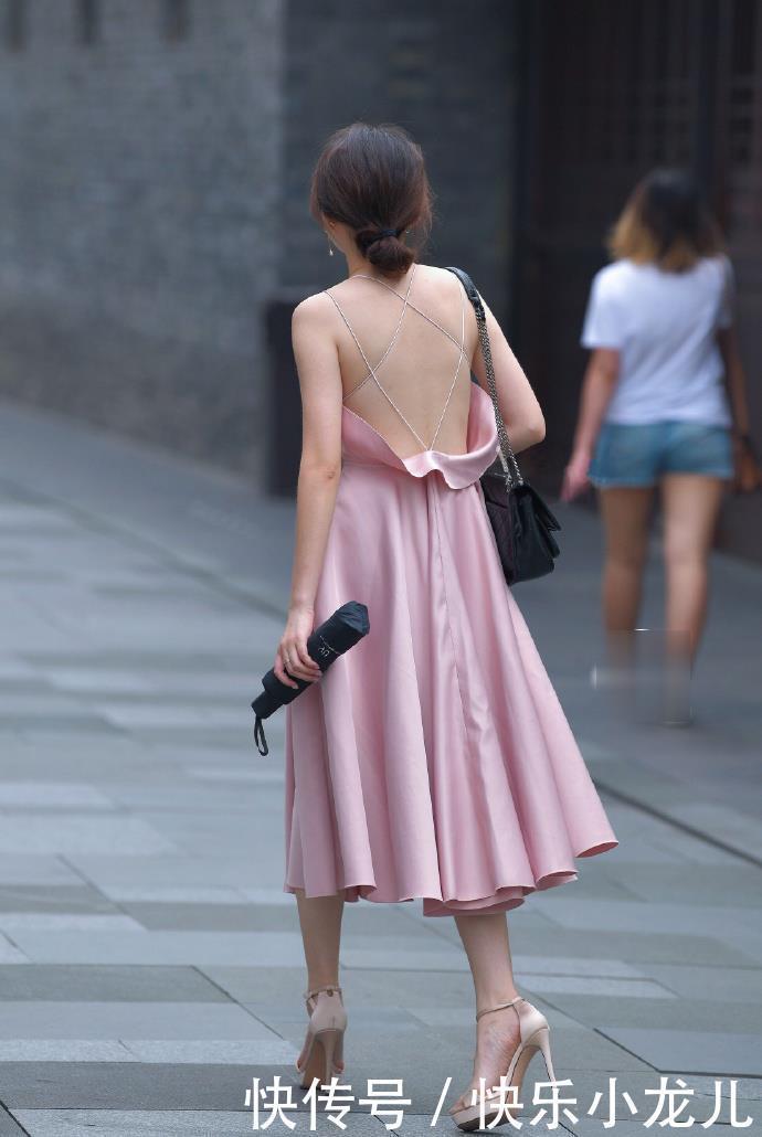 粉红色|风中凌乱的姑娘,谁家的“千金”边自拍边逛街