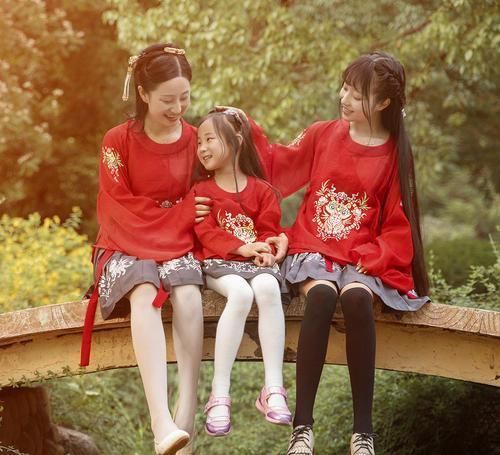 3岁儿子帮爸爸搓澡被拒绝,看清娃手上的东西后,网友:来报仇的