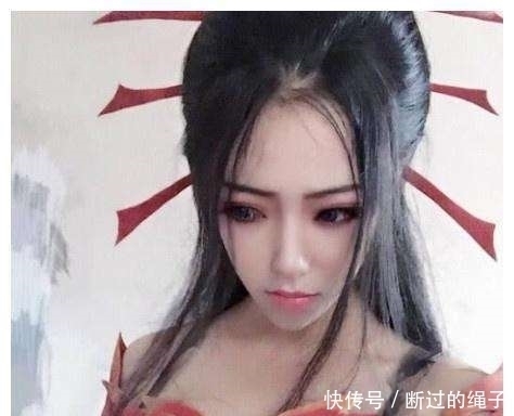 焰灵姬|小姐姐cos焰灵姬太霸气,看到这眼神,真人版主角要凉了