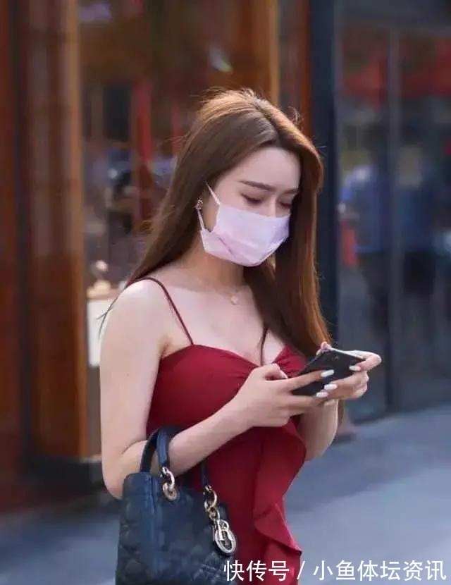 酒红 酒红的吊裙,如同一团燃烧的火焰,美得让人移不开眼睛!