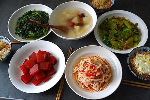 婆婆|婆婆做的午餐在朋友圈走红，4菜1汤，这卖相和搭配，真是赞
