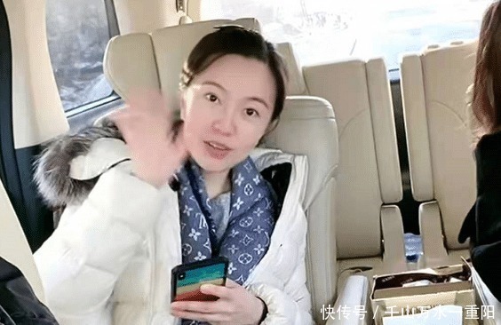闫学晶一家出游,前夫女儿罕见露面,小外