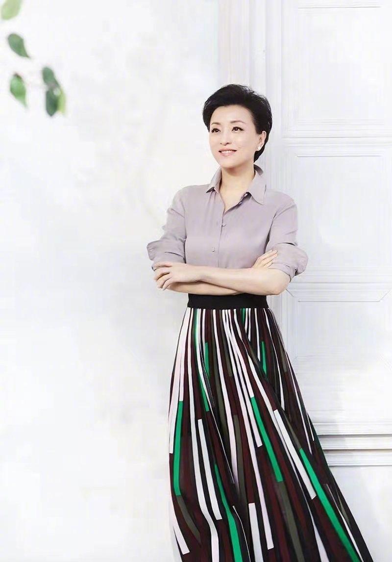 平底鞋|杨澜“阿姨圈顶流”,穿一袭黑色亮片礼服出席活动,高贵减龄