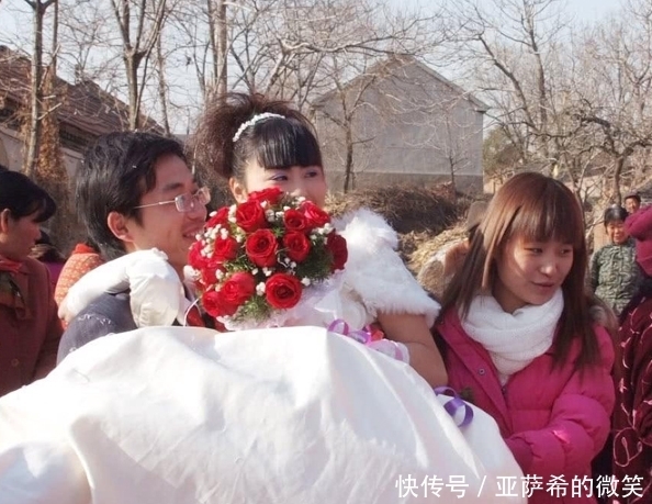 结婚当天,被逼跪着向公婆敬茶,新娘果断倒掉奉茶不嫁