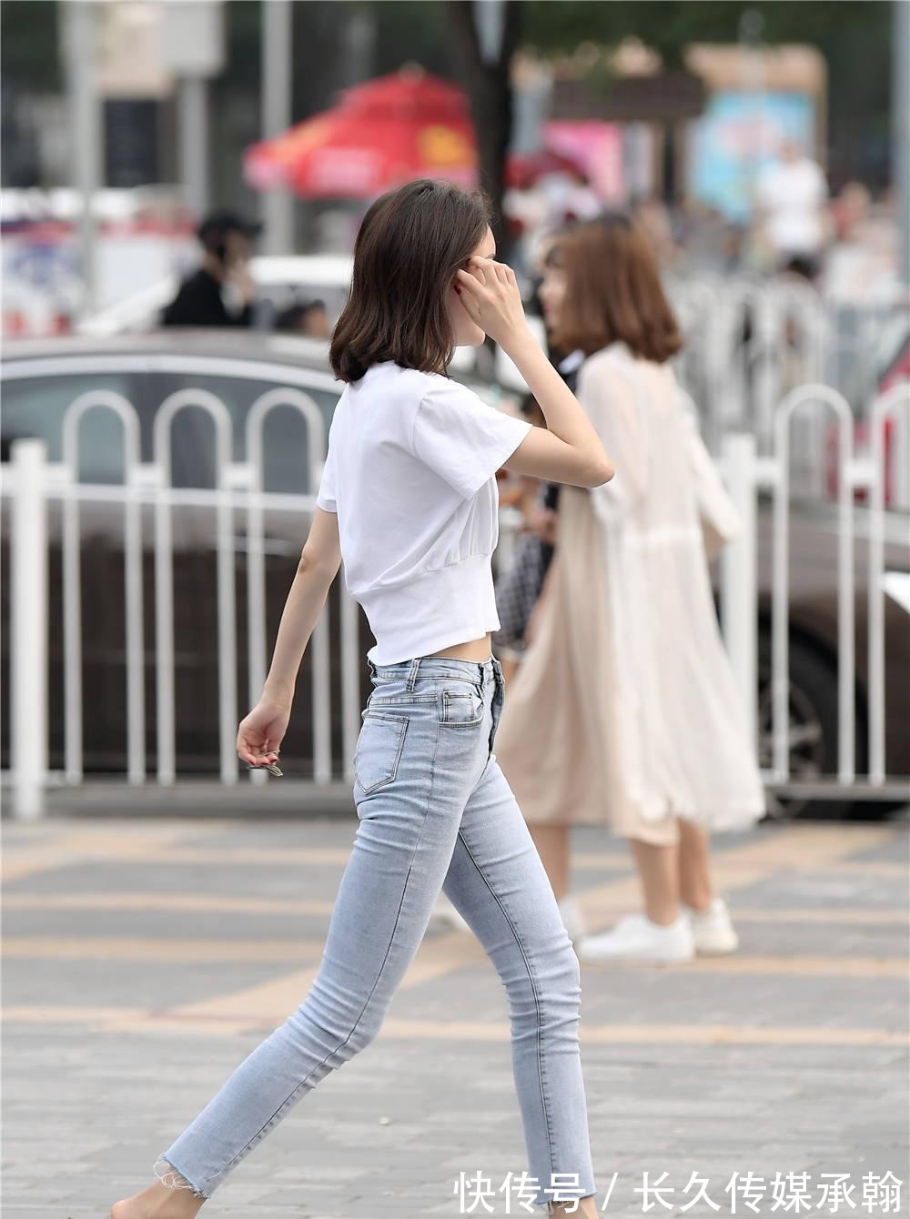 美女 九分紧身牛仔裤，搭配粗跟凉拖，骨感身材穿出高级感