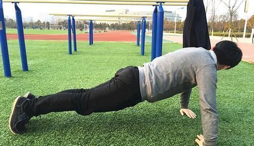 做俯卧撑|为什么医生都推荐男人做俯卧撑一分钟完成多少，才能算强壮