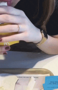 |搞笑动图:上一秒很帅,下一秒很疼!