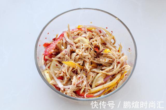 辛墨墨|鸡胸肉拌着吃,爽口开胃清香无比,高蛋白低脂肪减肥期也毫无负担