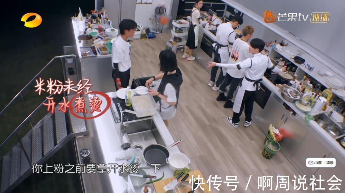 中餐厅5|《中餐厅5》到底有多假客人吃到生米线不吭声，赵丽颖反应得体