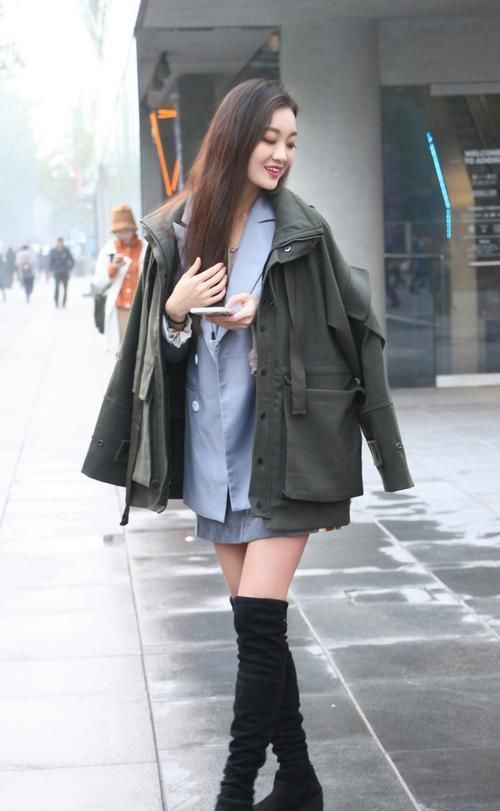 街拍皮肤白皙的小姐姐,恬美可人的笑容不知道会迷倒多少人