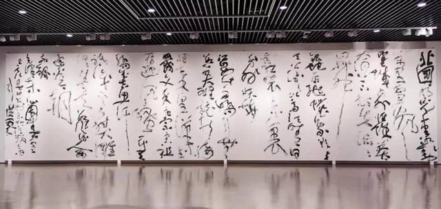 中书协副主席赤脚写狂草巨幅,长达14米,网友:看不懂写的是啥