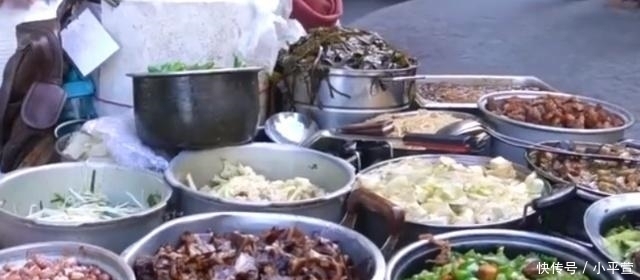自助|大爷桥底下卖“10元自助”15个菜随便吃,顾客吃肉吃到不好意思