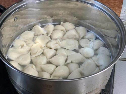煮饺子时，水开直接下锅煮就错了，多加这一步，饺子不破皮不粘锅