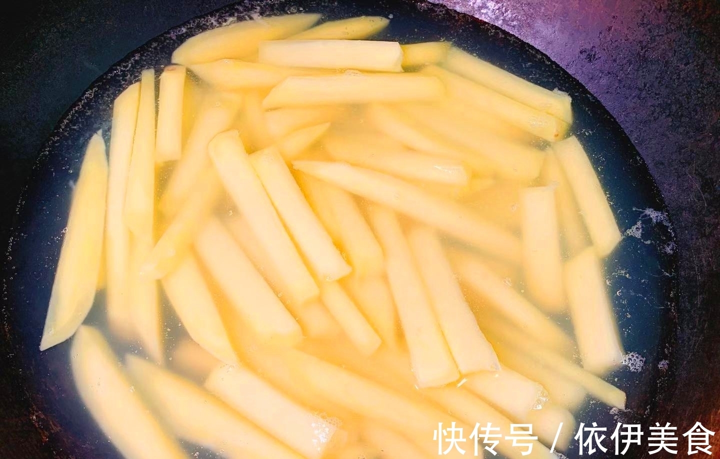 薯条|炸薯条时,直接炸是大错特错!少了1步,导致薯条不脆还软趴趴