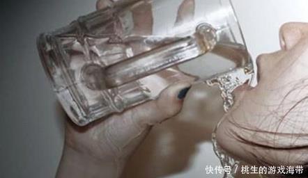早晨起来空腹喝水好吗很多人不清楚，早看早知早受益