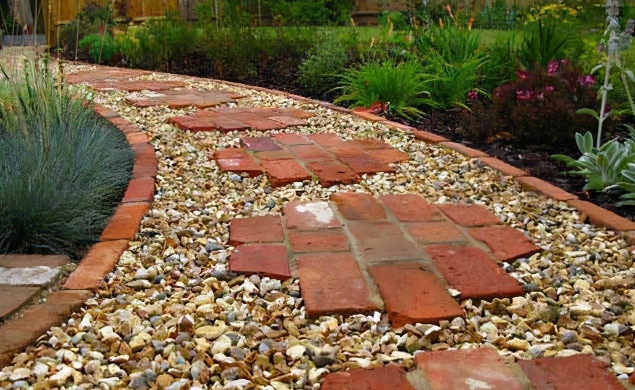 水泥|院子别再''水泥自流平''了，现在都流行这样的，好看成本低还防滑！