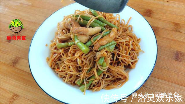 面条别再水煮了,换种新吃法,比凉拌的好吃百倍,我家一周吃5次