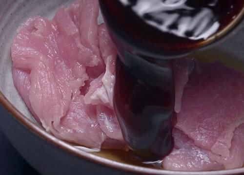 金针菇这样做太美味,搭配里脊肉煎着吃,焦香四溢又营养,真解馋