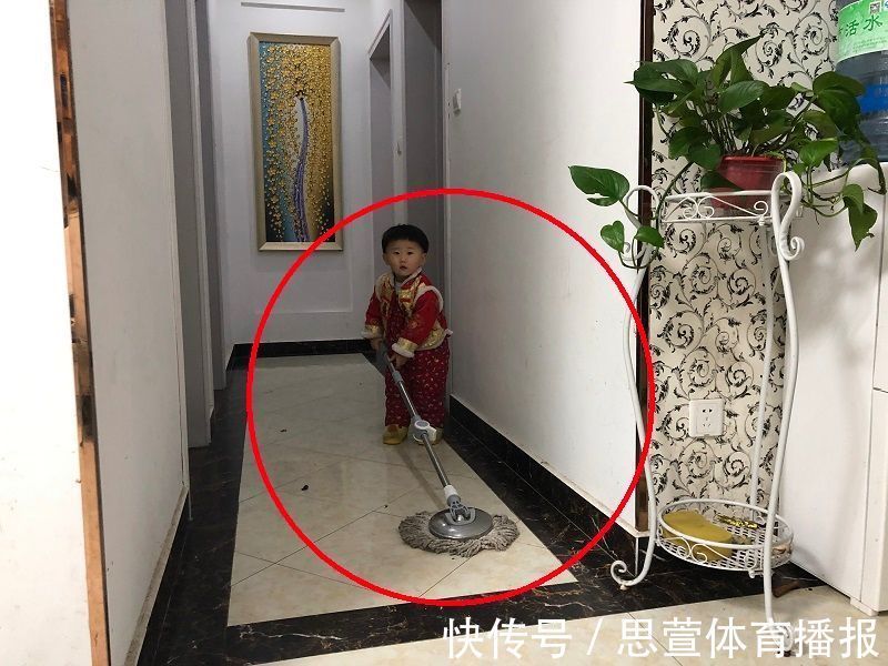 高跟鞋|娃睡了,妈妈“抢时间”忙家务,回头看到娃的举动,瞬间泪崩!