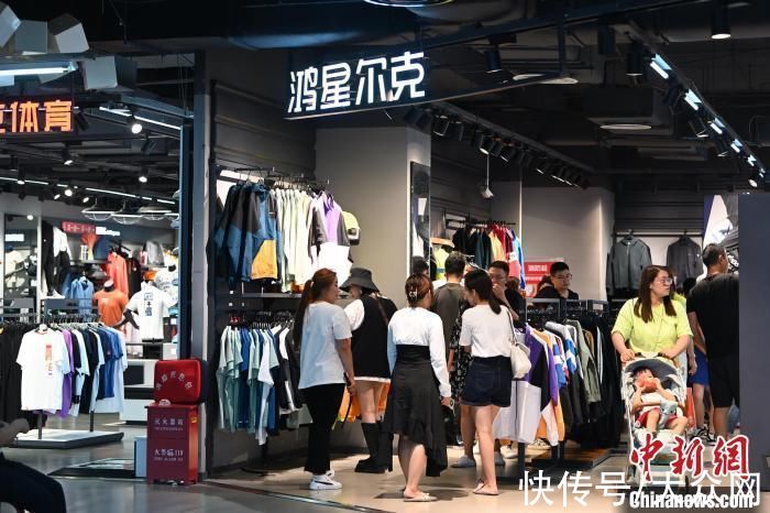 国货|安踏营收跑赢阿迪达斯，你也改穿“国货”了？
