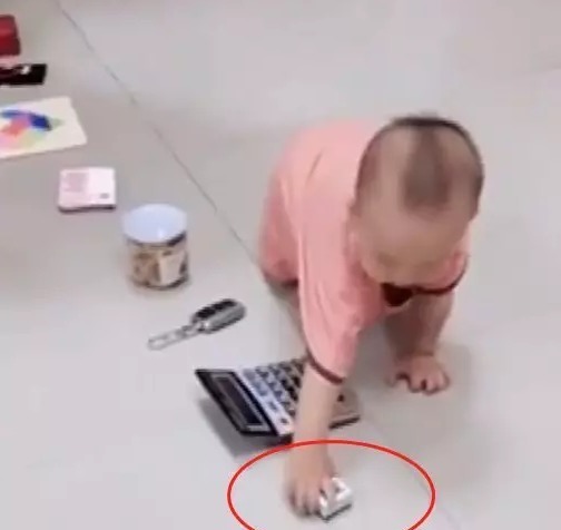 爸爸|爸爸让宝宝抓周,孩子径直抓住的东西,网友:孟婆汤掺水了