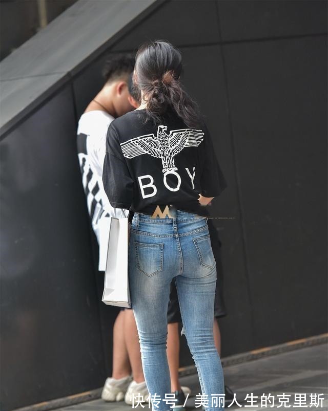 打底裤 打底裤的穿搭示范,选择简洁轻盈的裙型,展现气质