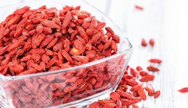 中年|枸杞是干吃好，还是泡水好？营养师终于给出答案！难怪平时没效果