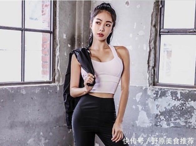 22岁小姐姐,街拍打底裤凸显好身材,网友:真会打扮。