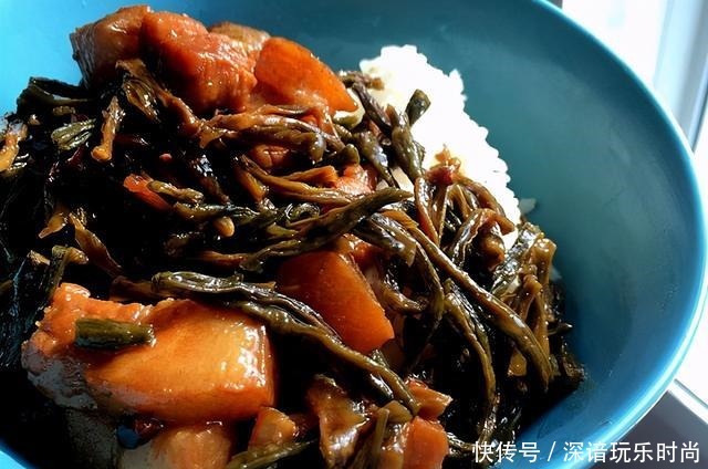  鲜豆角|干豆角怎么吃教你炖肉贴秋膘，豆角吸满了汤汁，混着米饭太香了